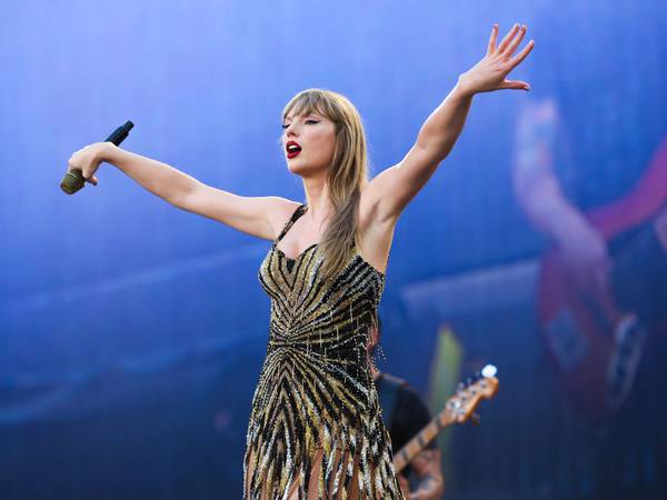 WATCH: Taylor Swift stops show after swallowing a bug...AGAIN