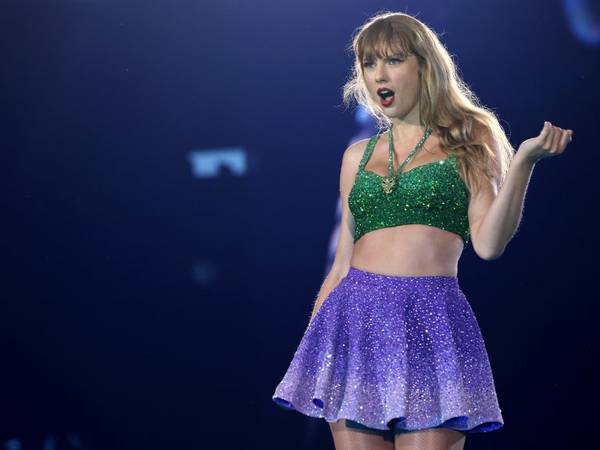 Taylor Swift’s Dad, Scott, Hands Out Chicken Tenders to Fans During London ‘Eras’ Tour Show