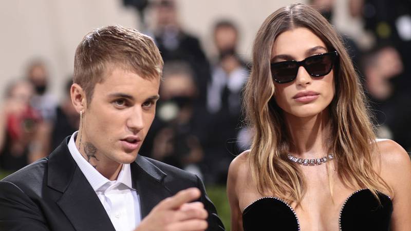 NEW YORK, NEW YORK - SEPTEMBER 13:  Justin Bieber and Hailey Bieber attend The 2021 Met Gala Celebrating In America: A Lexicon Of Fashion at Metropolitan Museum of Art on September 13, 2021 in New York City. (Photo by Dimitrios Kambouris/Getty Images for The Met Museum/Vogue )